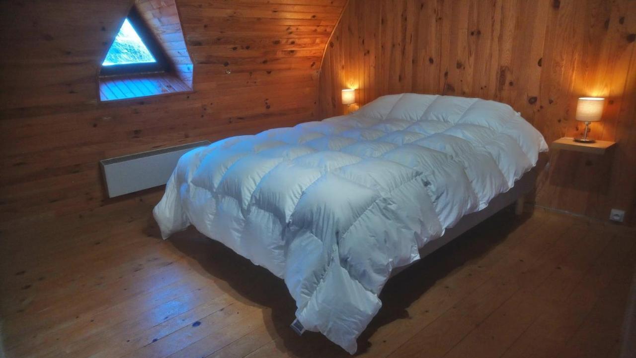 Fermette typique auvergnate dans son écrin d'eau et de verdure Saint-Donat Extérieur photo